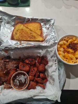 Brisket, hot links, Mac & Cheese and garlic toast