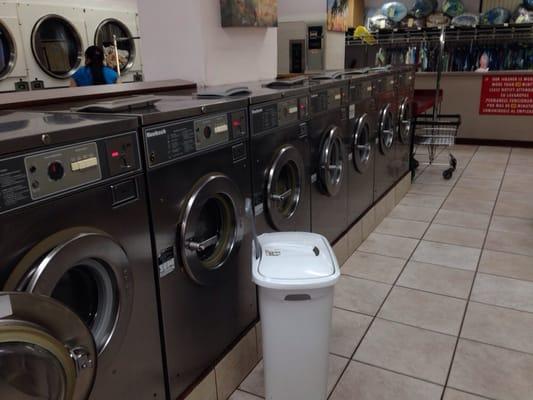 Lots of machines... Keep in mind the price of the washers range from $2.50-$3.50.