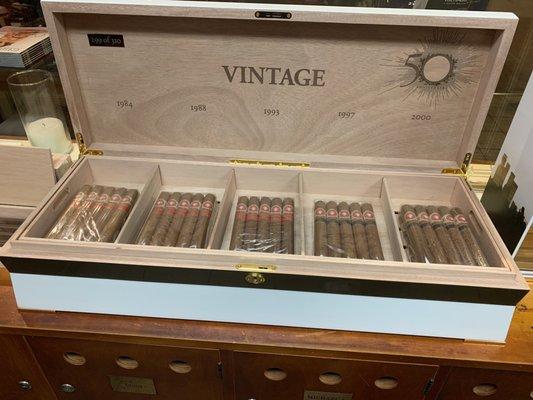 Wow Vintage 200 cigar Humidor by Mnacanudio