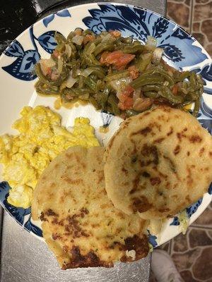 Nopal a la mexicana, huevo y pupusa