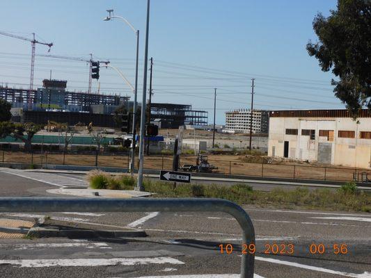 Views from the crossing when you go into the Bayside Park and the Marina is to wear a mask many people have been seen wearing one contaminat