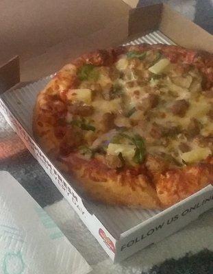 Small deluxe hand toss pizza, no onions or pepperoni. Add pineapples.