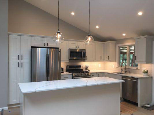 Townhouse in Greenwich with traditional white shaker design and calacatta bella countertop