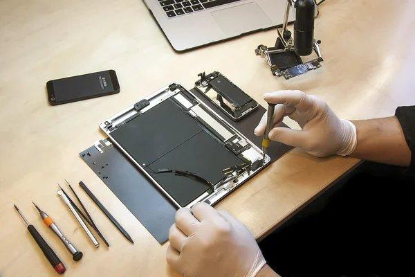 iPad, Samsung tablet and other tablet repair. We offer screen repair, broken lcd, digitizer replacement, battery replacement etc.