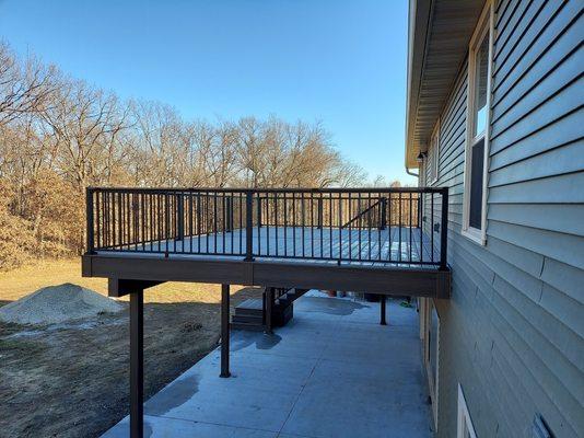 Coastal Bluff trims with Rocky Harbor floor. Black Signature Rail with square balusters. Chillicothe Missouri.