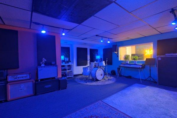 The Neon: Live Room