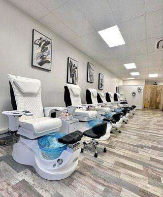 Very clean and modern nails Salon