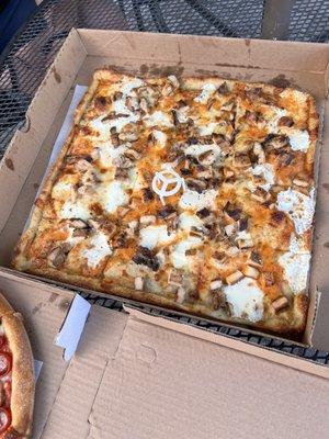 Grandma pizza with vodka sauce and grilled chicken.