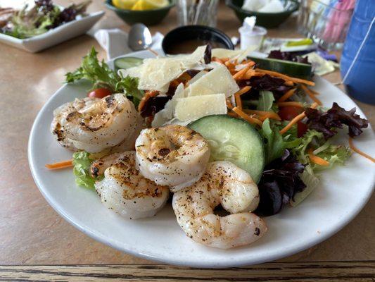 House salad with grilled shrimp