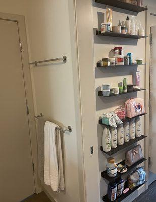 Folded bath towels + closet shelves