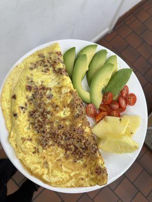 MENU 11
Portuguese linguiça omelette, chopped onions, tomatoes cherry, avocado and homemade toast, natural juice or coffee