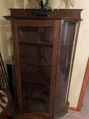 Display cabinet w Rounded glass