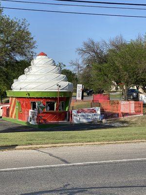 Little Italy Brick Oven Pizza has moved into the cone on the corner in Pflugerville