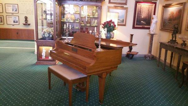 Grand piano at the Great Memorial building with the presidential hallway in the background.