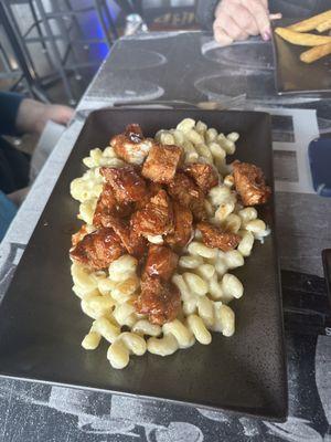 Mac & Cheese with bbq chicken