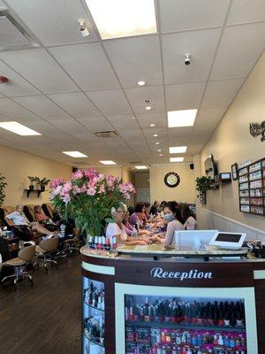 Great clean atmosphere with comfy chairs for even the manis...