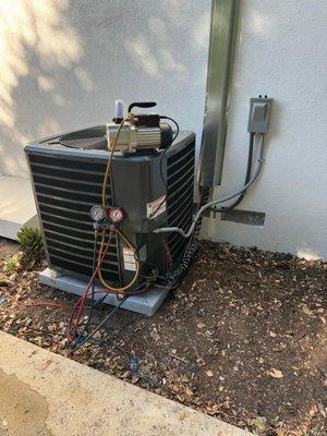 Pulling vacuum from 5 Ton condenser
Calle Arroyo/Thousand Oaks