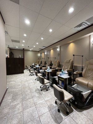 Pedicure room (7 chairs) with clear dividers inbetween the chairs.