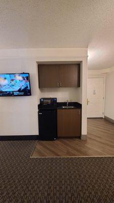 Room 214 King Suite, Kitchenette   10-15-2023