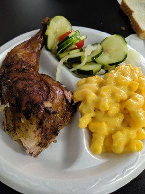 The "light plate" with chicken, macaroni and cheese and cucumber salad