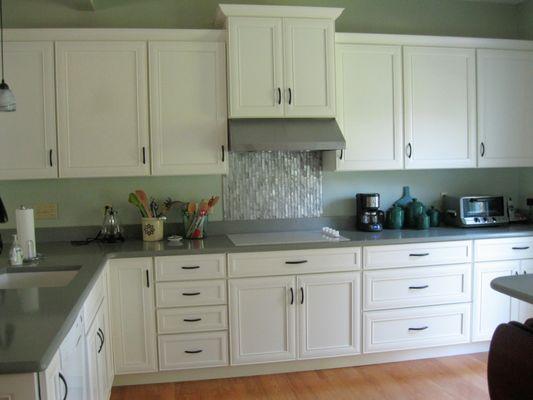 The glass stove top gives this kitchen a very clean, sleek appearance