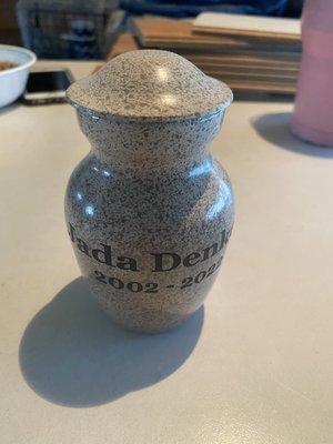 Jada urn