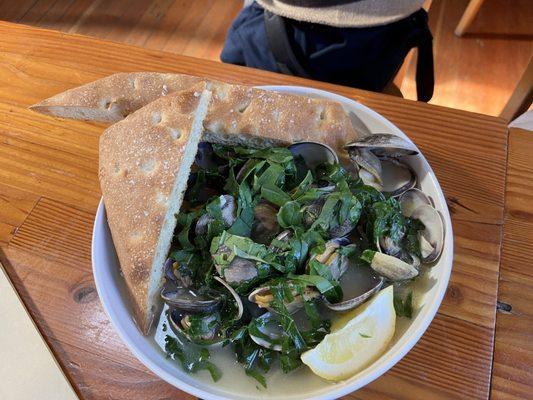 Clams w toasted foccacia