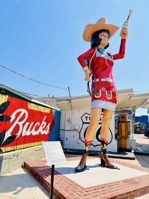 Stella & Buck Atom! Fun stop on a walking tour of Tulsa's The Pearl District. August 2024