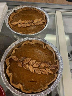 Pumpkin, pecan, apple and chocolate pies for your Holidays