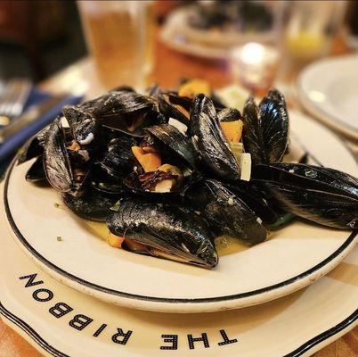 Mussels in white wine broth