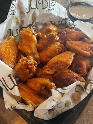 Buffalo wings (medium!)