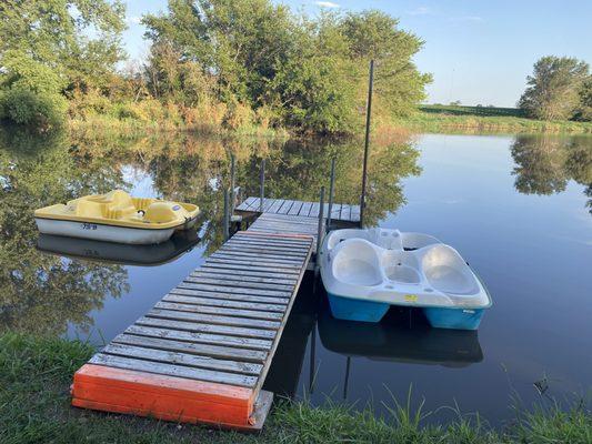 Yes! The peddle boats are FREE to use on this beautiful lake/pond