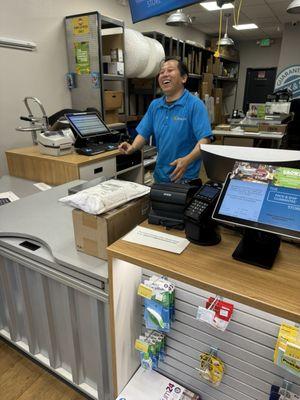 slow ups employee took 20 minute to box item