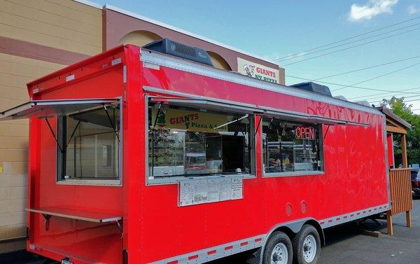 A parking lot around the corner of the building makes Giants exceptionally convenient for grabbing a quick slice