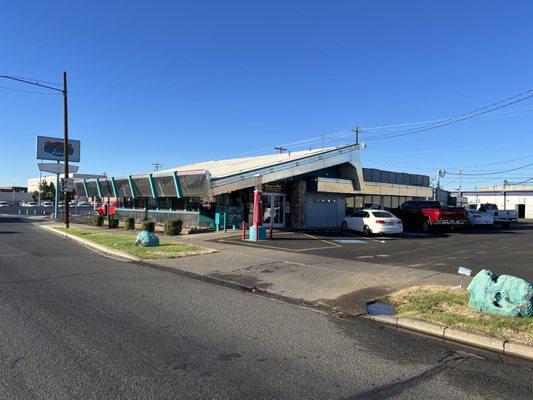 Googie / Populuxe architecture on the outside