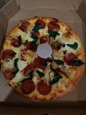 Came in for a custom placed Alfredo pizza with Spinach onion and pepperoni and omg the pizza was so good.