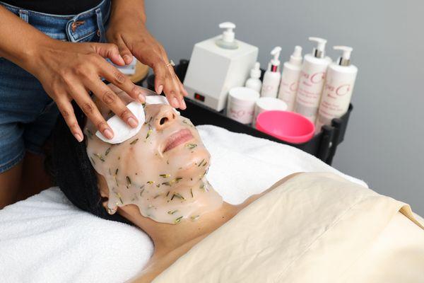 Improves skin texture. ‍

Increased hydration, and a more youthful appearance. ‍

Hydrating facials can help to improve the appe