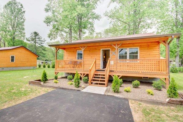 Cabin #2 Rail Road Crossing  
Nestled in a newly constructed neighborhood by the Tucks River, 'Railroad Crossing' offers a prime location.