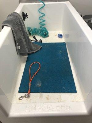 The collar hooks up to the knob attached to the tub. Non slip mat was great. Water temperature was perfect.