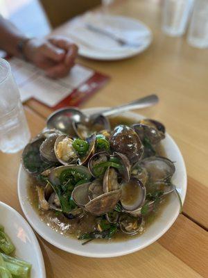 Clams with basil sauce