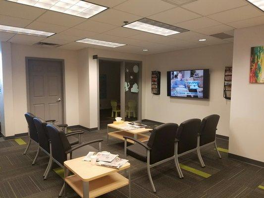 New service waiting area with USB and AC outlet access for laptops or tablets. Much improvement!