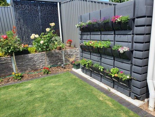 ThinTanks offer an elegant rainwater harvesting system. Combined with Thin Pots, spice your home with majestic vertical gardens.