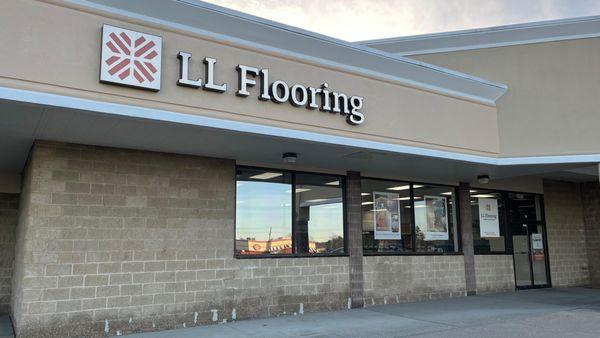 LL Flooring #1284 Middletown | 400 Route 211 E | Storefront