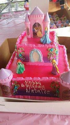 Excelente cake! De cumpleaños para mi hija en su fiesta Son maravillosos Bocaditos pasteles y tequeños