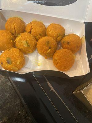 Greasy motichoor ladoos with no taste