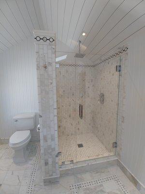 Frameless shower installation.