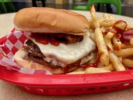 Double chesseburger with fries