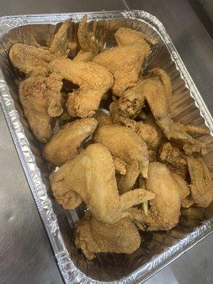 Pan of delicious fried chicken wings !