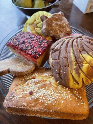 Pan, galletas, quesadilla. Bread, cookies.