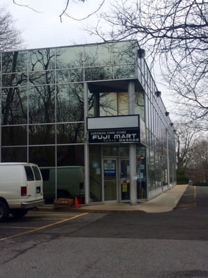 Outside view! Just watch out for the kids learning how to drive ! (Driving school is in the same center and there's tight parking )